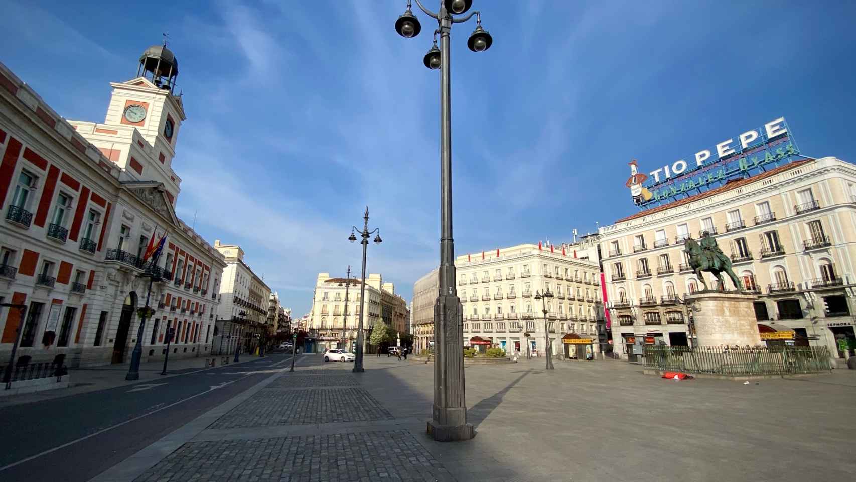 La Puerta del Sol, desierta.