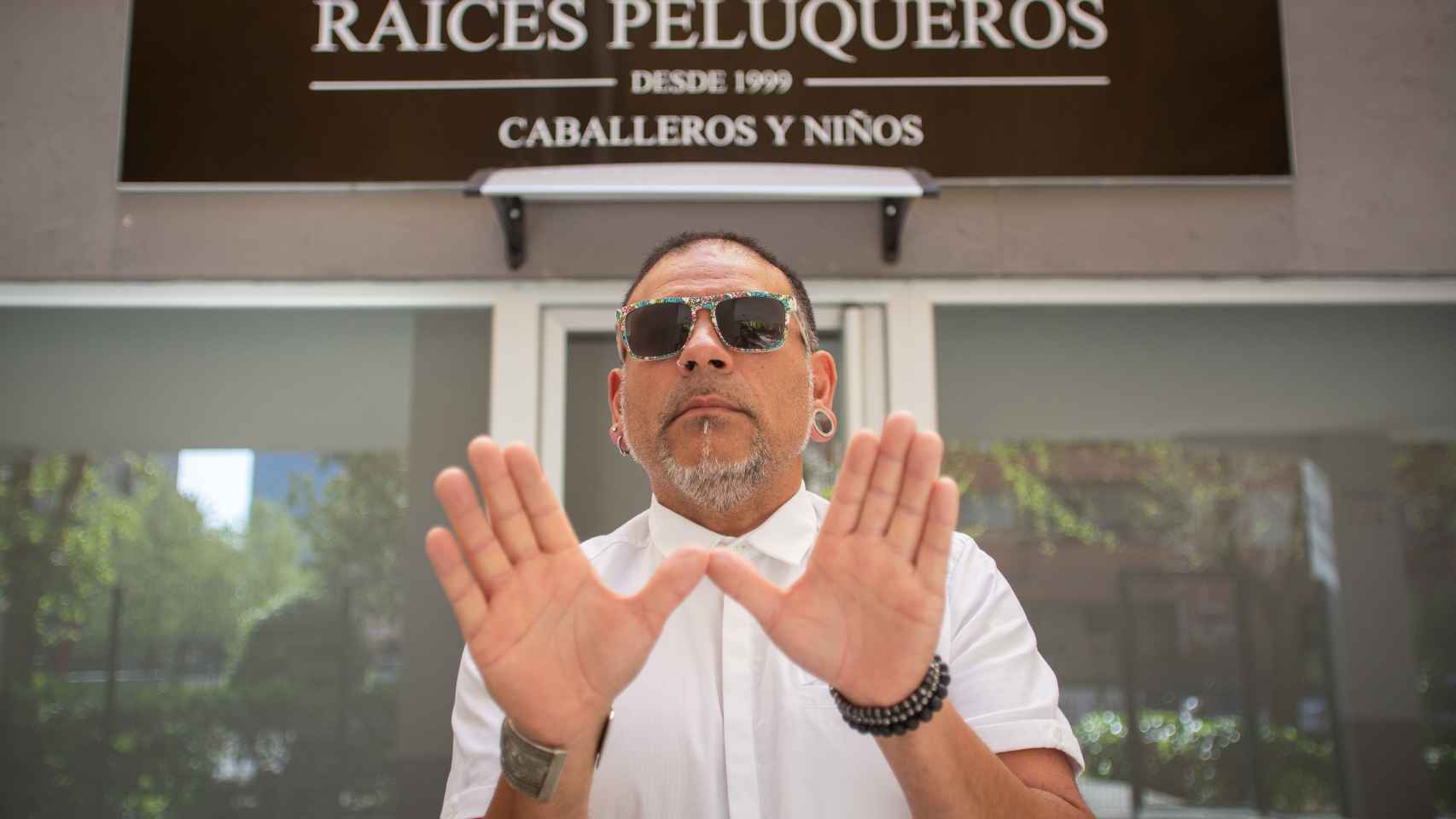 Manuel María González, de 'Raíces Peluqueros', cuenta con dos salones y seis empleados a su cargo.