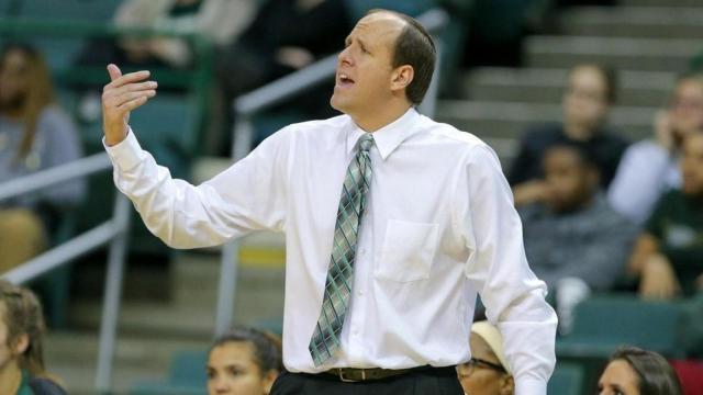 Chris Kielsmeier, entrenador de Viking Athletics (baloncesto universitario de Estados Unidos)