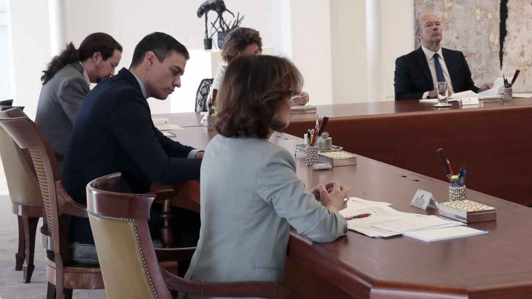 Carmen Calvo, Pedro Sánchez y Pablo Iglesias, en el Consejo de Ministros para aprobar el estado de alarma.