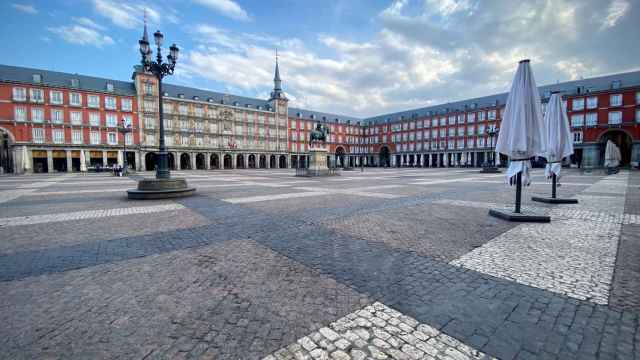 La Plaza Mayor de Madrid, desierta, en su primer día tras el estado de alarma.