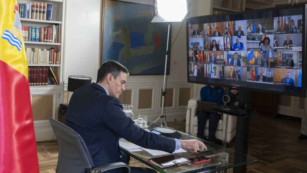El presidente del Gobierno, en su despacho, durante la videoconferencia de presidentes autonómicos.