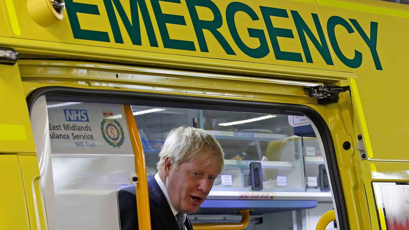 Boris Johnson en una ambulancia durante una visita al Pilgrim Hospital de Boston en agosto.