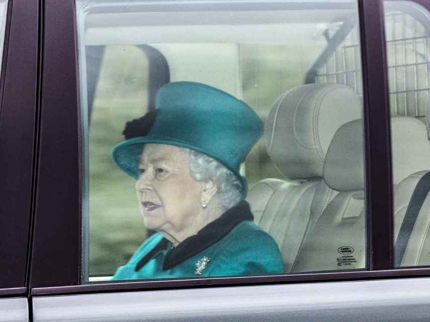 Isabel II asistiendo a un servicio religioso celebrado este domingo en Windsor.