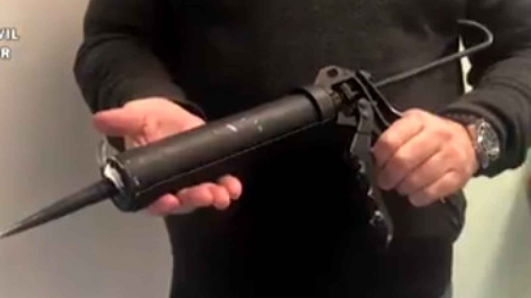 La falsa arma de fuego, en realidad, es una pistola de silicona pintada de negro.