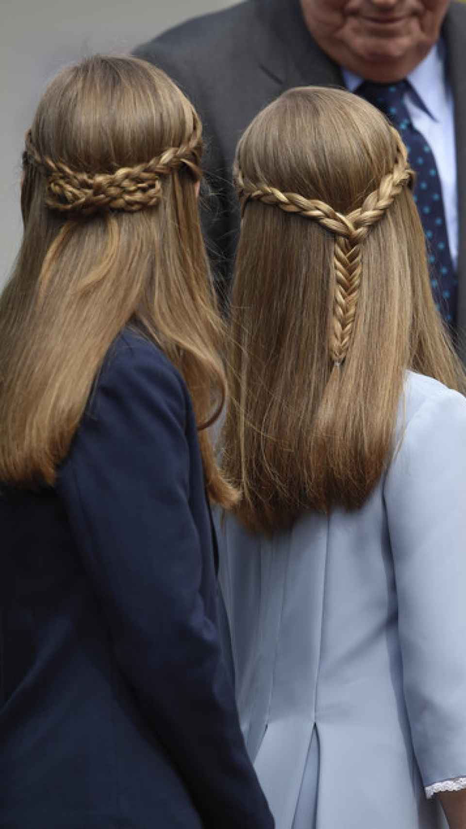 Las infantas Leonor y Sofía, muy estilosas con su peinado de trenzas.