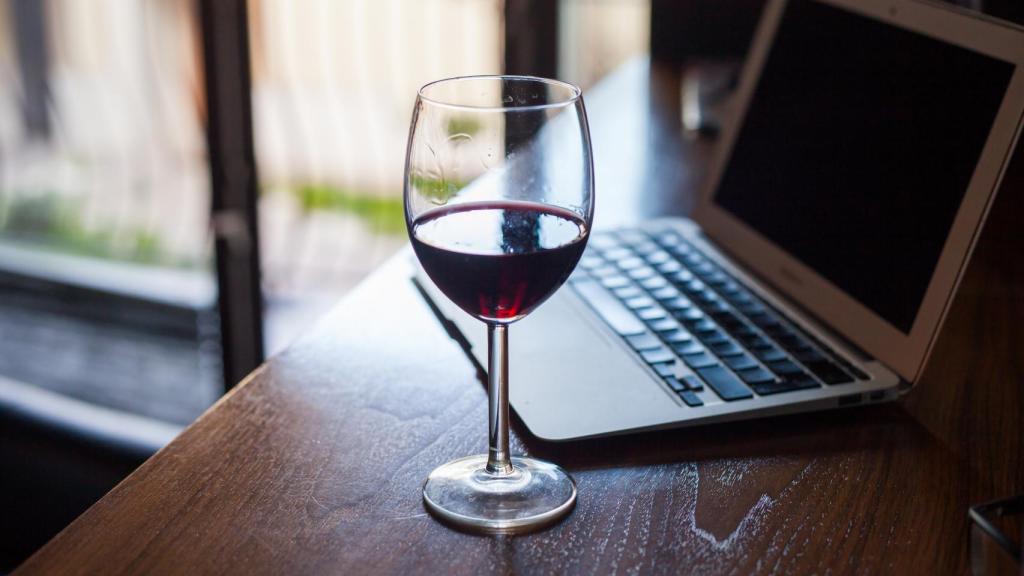 Una copa de vino, otra ventaja del teletrabajo.
