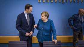 La canciller alemana Angela Merkel y el ministro de Sanidad, Jens Spahn.