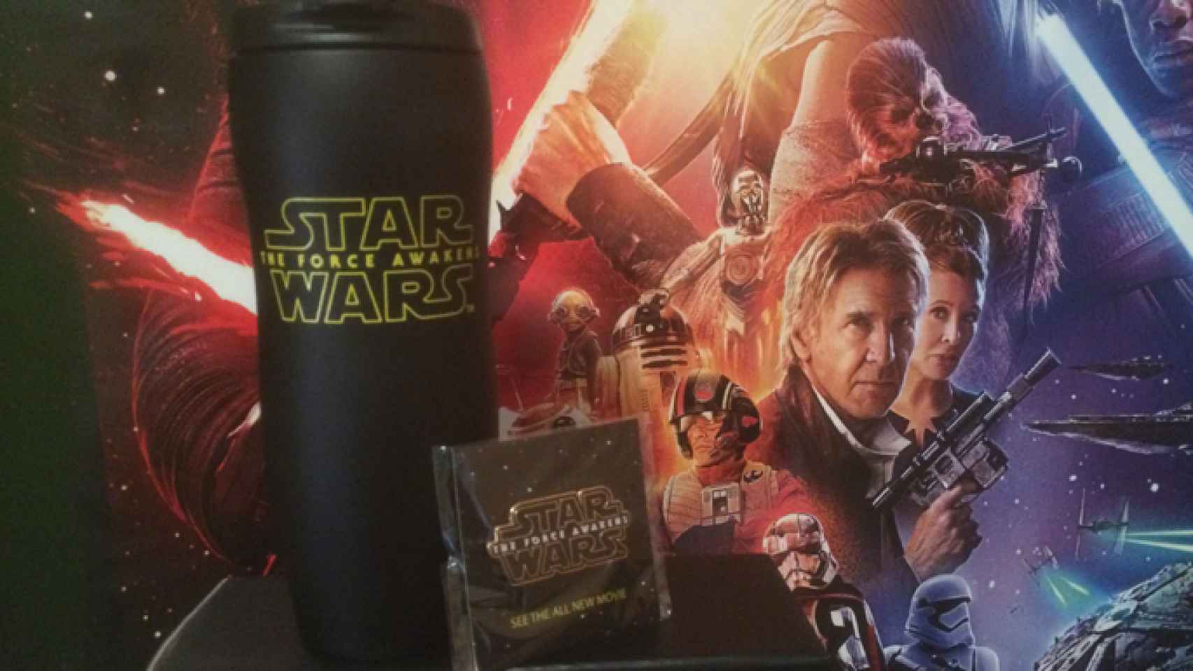 Pack de premios de 'Star Wars: El despertar de la Fuerza' compuesto por un vaso térmico y un pin