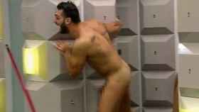 Ricky sale de la ducha totalmente desnudo ante las cámaras de 'GH16' (Mitele)