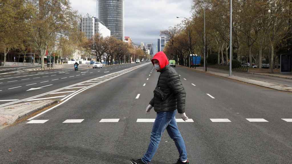 Un hombre cruza la avenida Paseo de la Castellana este lunes 16 de marzo de 2020.