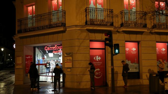 Cola ante un supermercado.