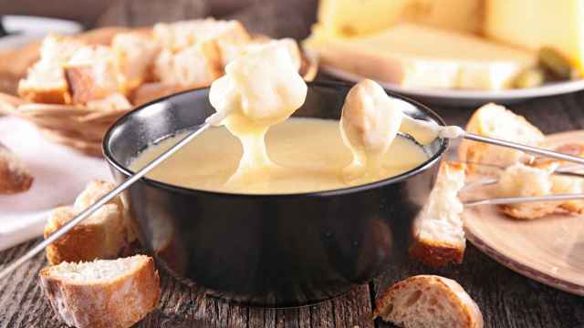 Cómo hacer fondue de chocolate o de queso en casa