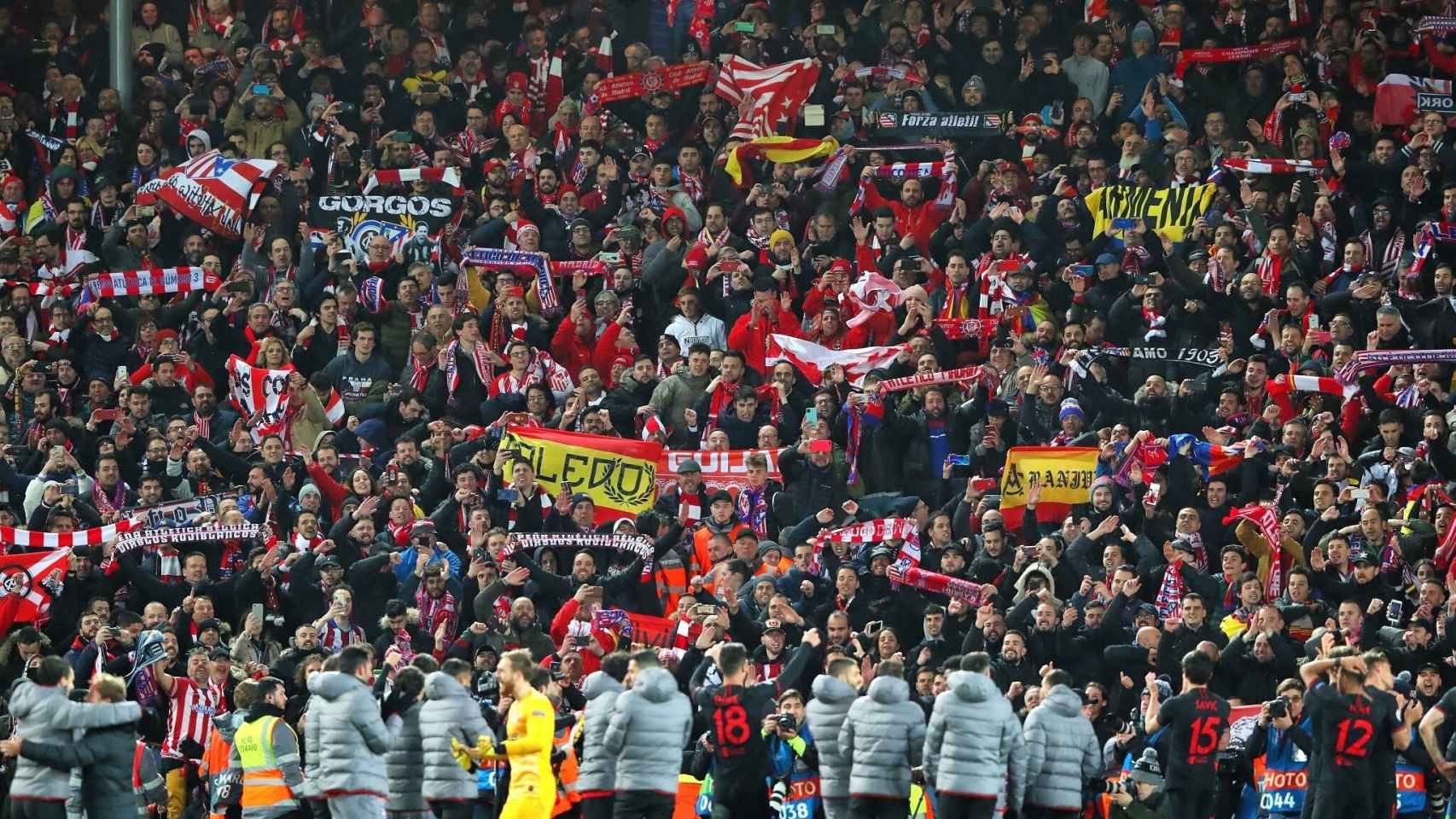 Los jugadores del Atlético de Madrid celebrando la victoria ante el Liverpoolcon sus aficionados