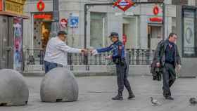 Un policía municipal de Madrid pone una multa a un viandante por no respetar la cuarentena en Madrid.