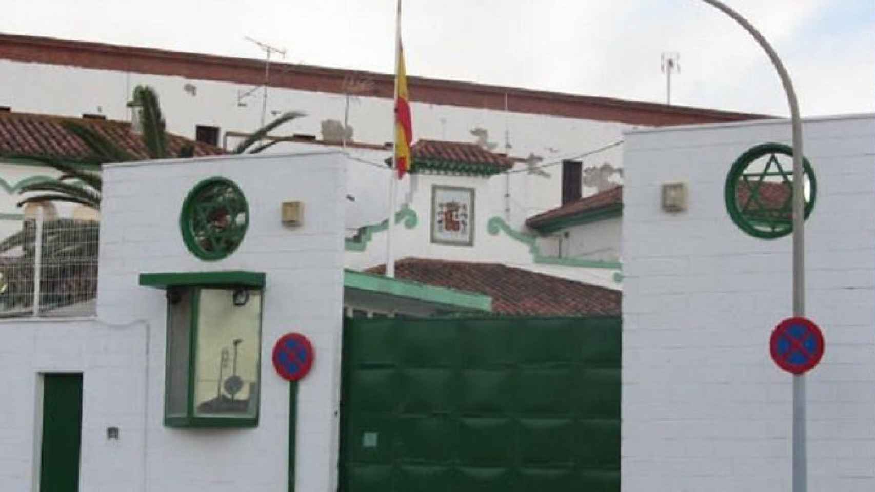 Fachada de la vieja cárcel de Los Rosales, donde se han alojado a una cincuentena de marroquíes atrapados en Ceuta por el Covid-19.