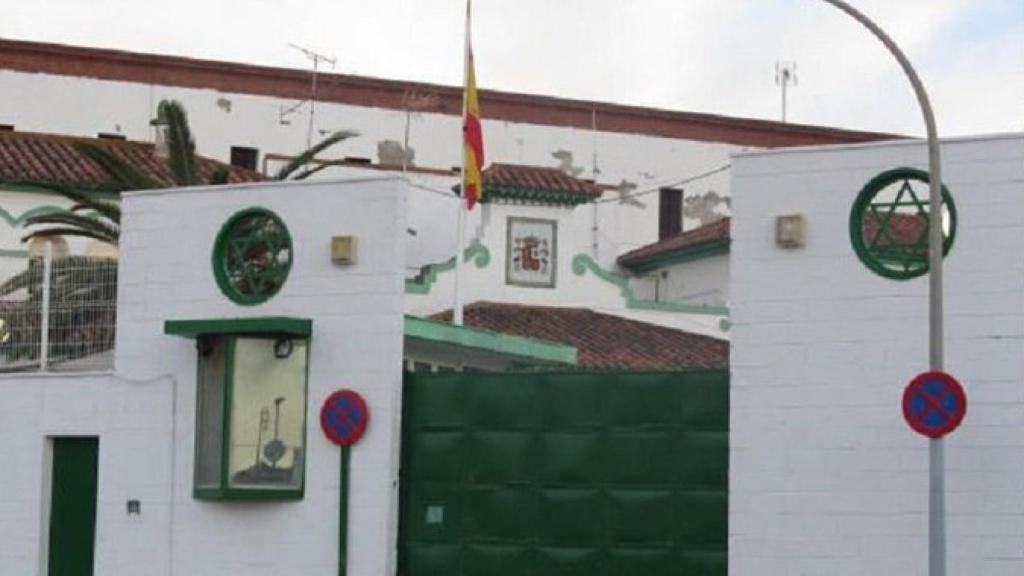 Fachada del antiguo penal de Los Rosales, que alberga a una cincuentena de marroquíes capturados por el Covid-19 en Ceuta.