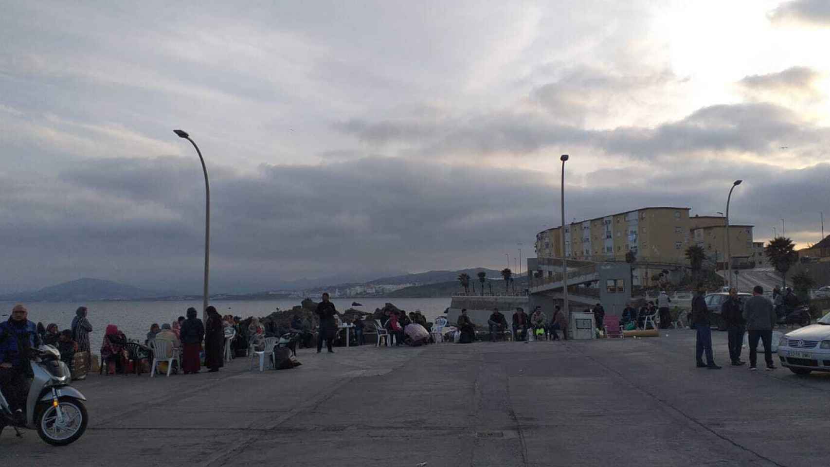 La explanada Juan XXIII, en Ceuta, conocida como de El Chorrillo, donde se acumulan decenas de ciudadanos marroquíes atrapados.