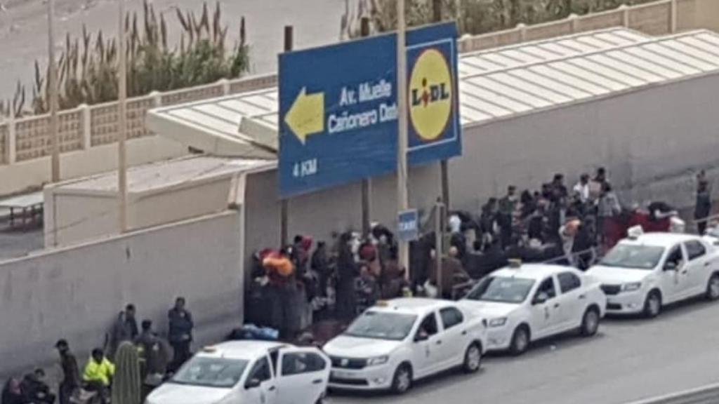 Decenas de marroquíes en la frontera española con Marruecos.