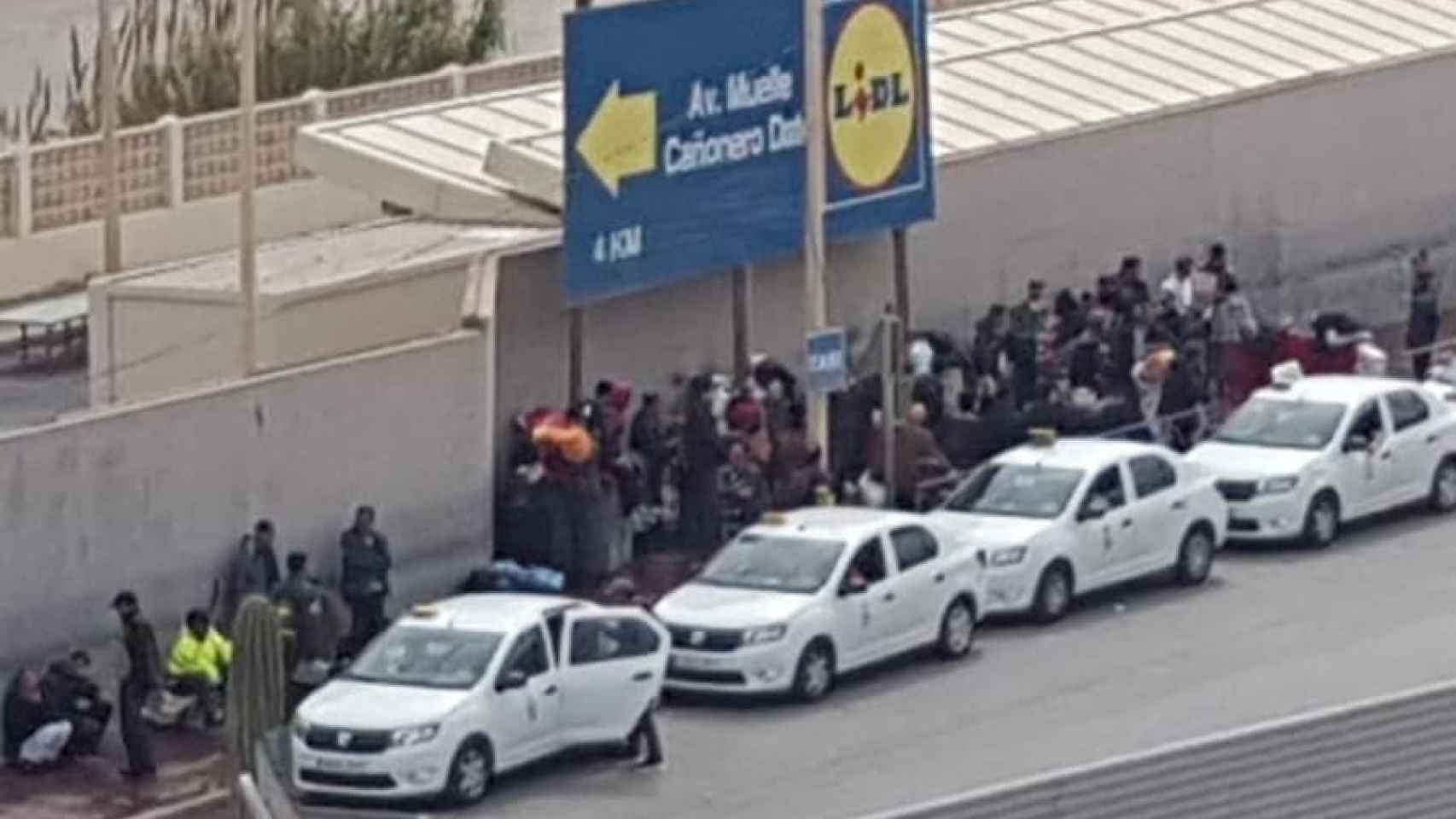 Decenas de marroquíes  en la frontera de España con Marruecos.