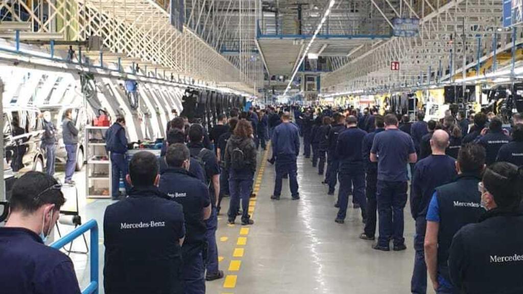 Los empleados de Mercedes Benz en Vitoria esta mañana.