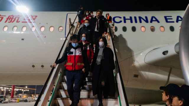 Momento en el que los expertos chinos en coronavirus aterrizan en Roma.