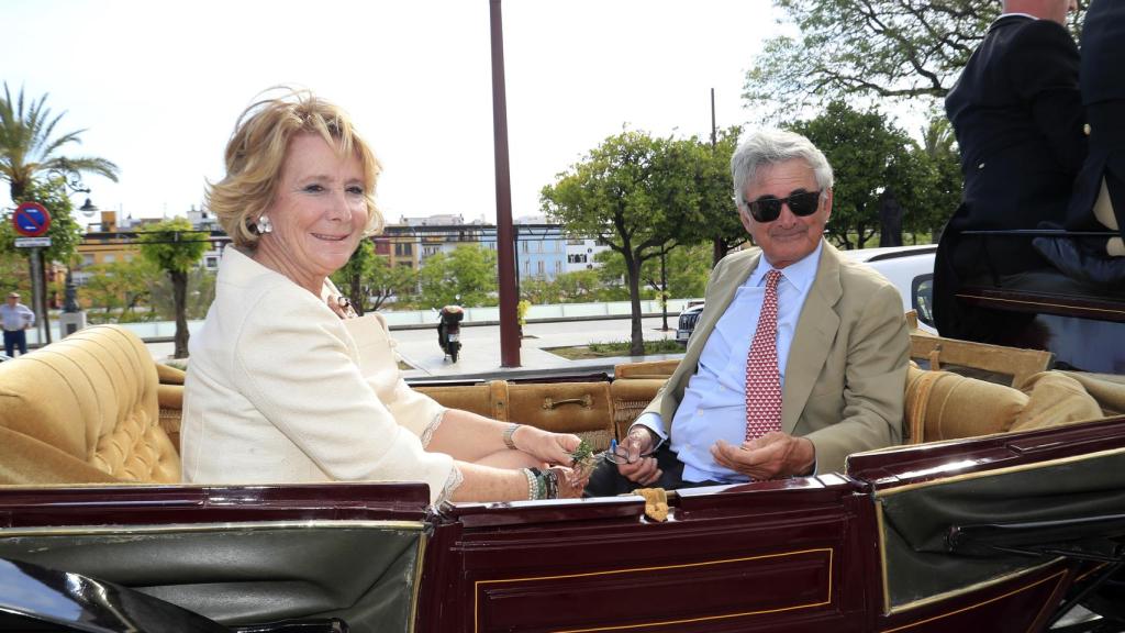 Esperanza Aguirre junto a su marido Fernando Ramírez de Haro en la Feria de Sevilla.