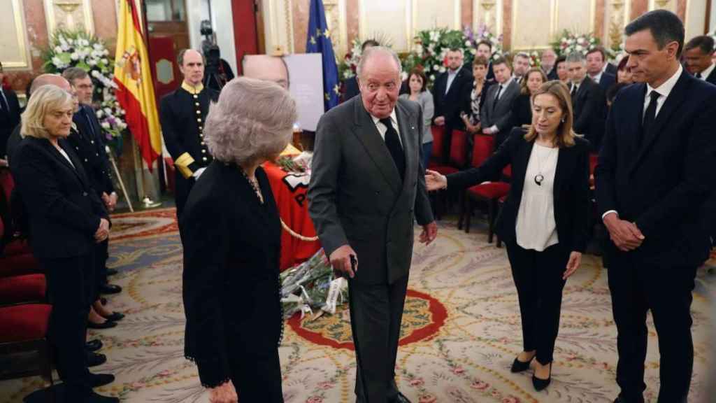 Los reyes eméritos, Juan Carlos y Sofía, en el velatorio de Alfredo Pérez Rubalcaba el 11 de mayo de 2019.