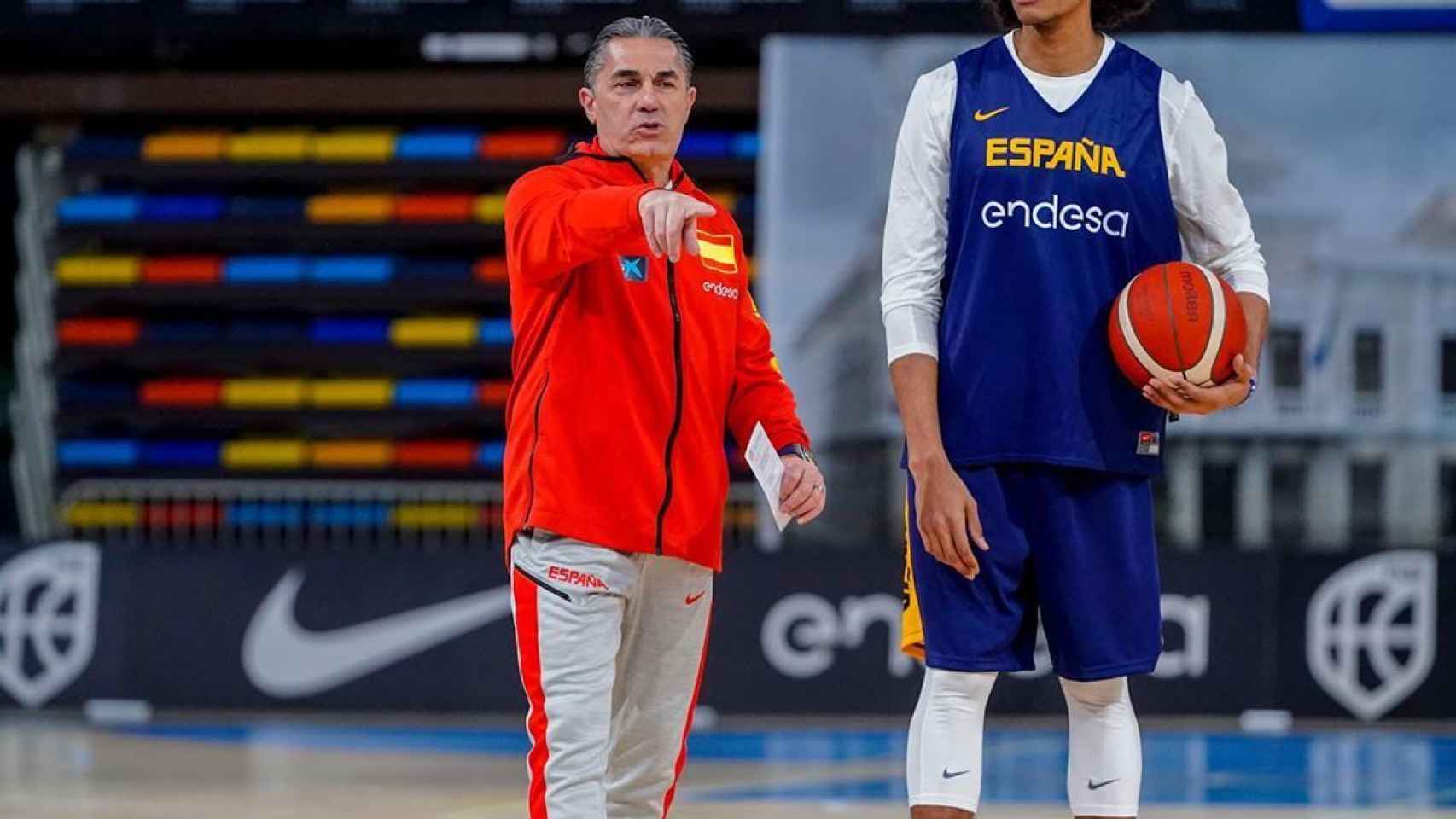 Sebas Saiz, junto a Sergio Scariolo, en las últimas ventanas de la FIBA con la selección española