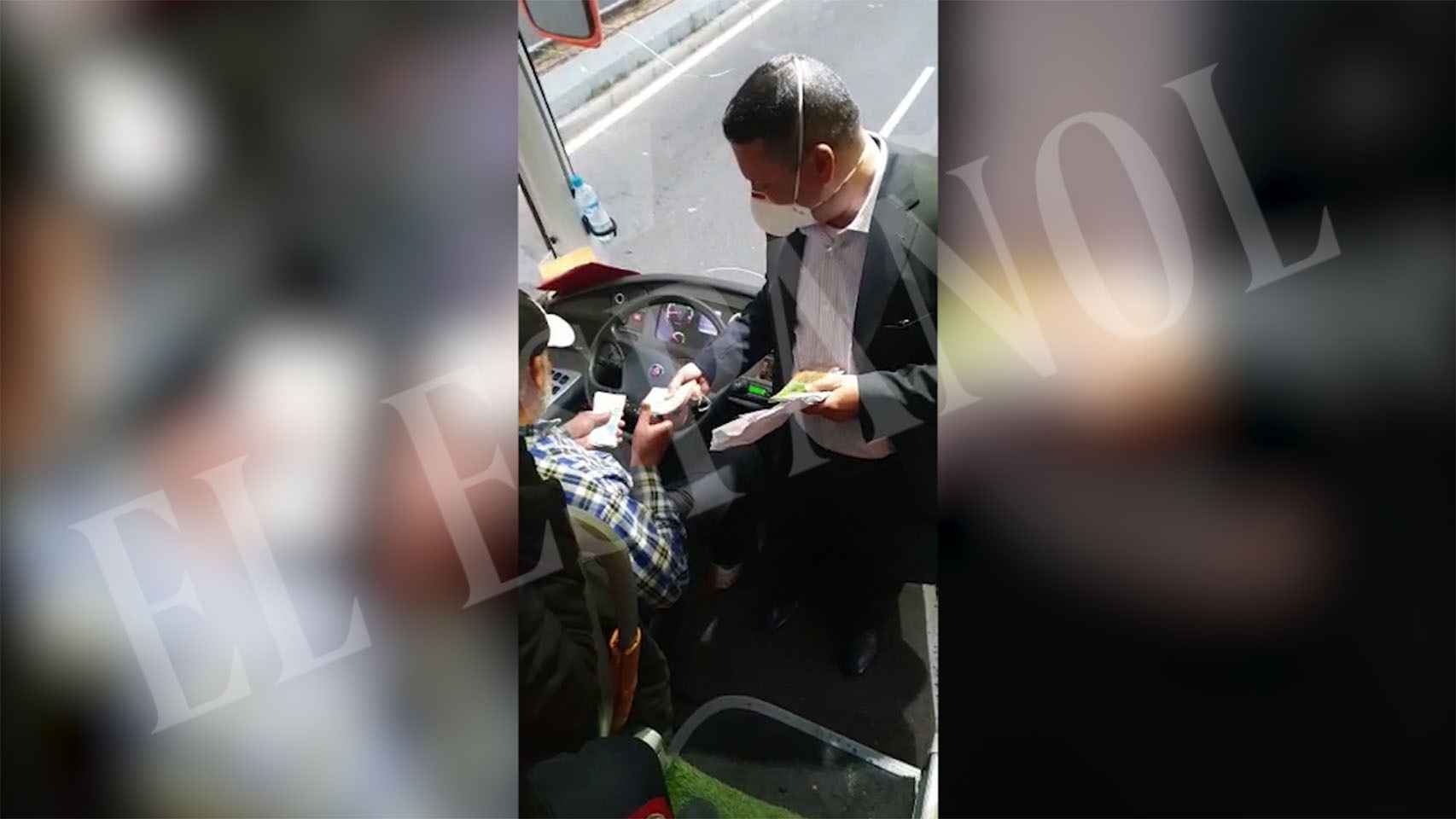 El cónsul de Marruecos en Algeciras, entregando 2.000 euros al conductor de uno de los autobuses.