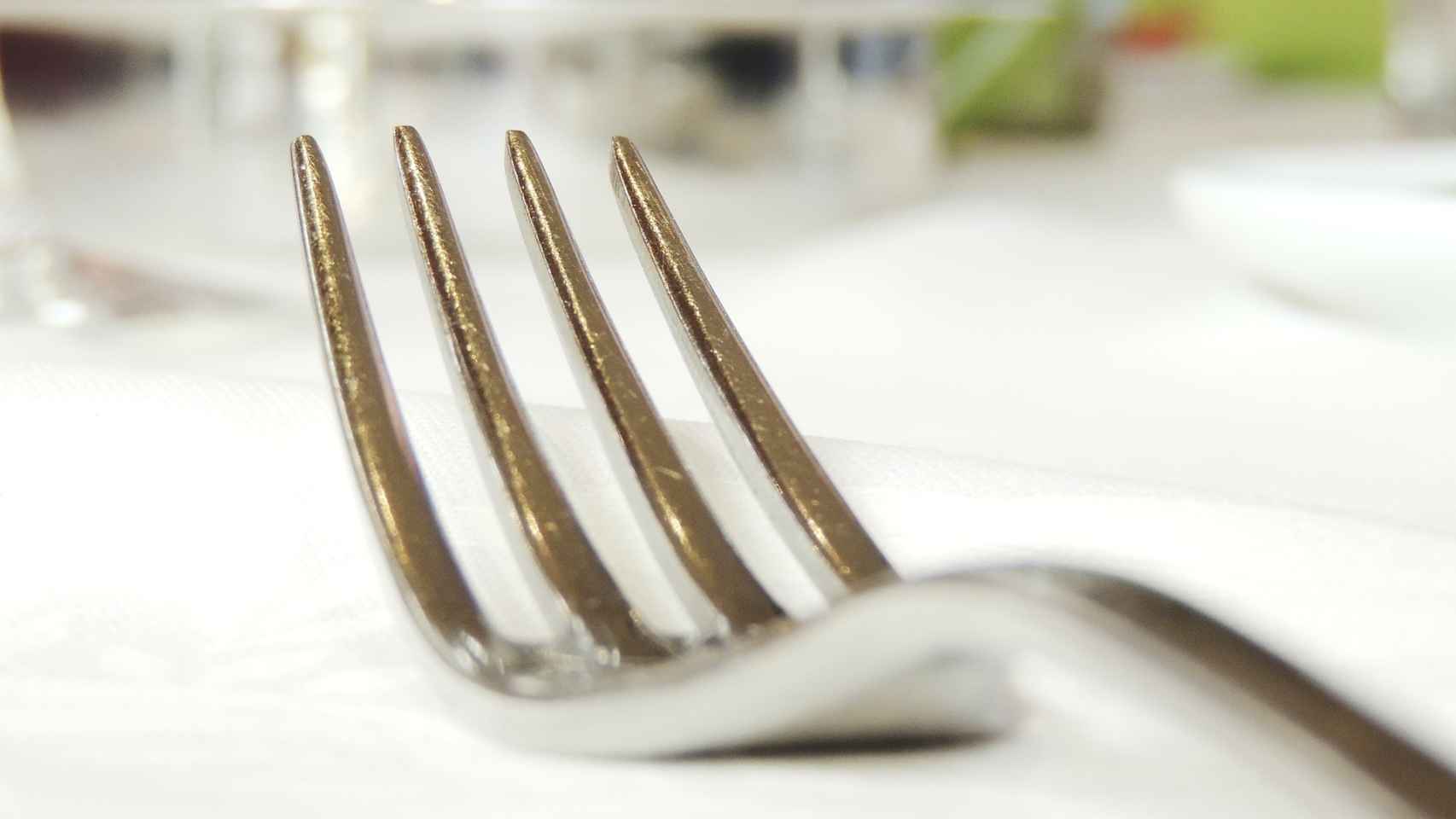 Un tenedor en una mesa dispuesto para ser utilizado.
