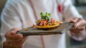 Recetas, música y humor, así animan los chefs la cuarentena