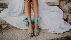 Detalle de las sandalias que podrás personalizar a tu gusto.