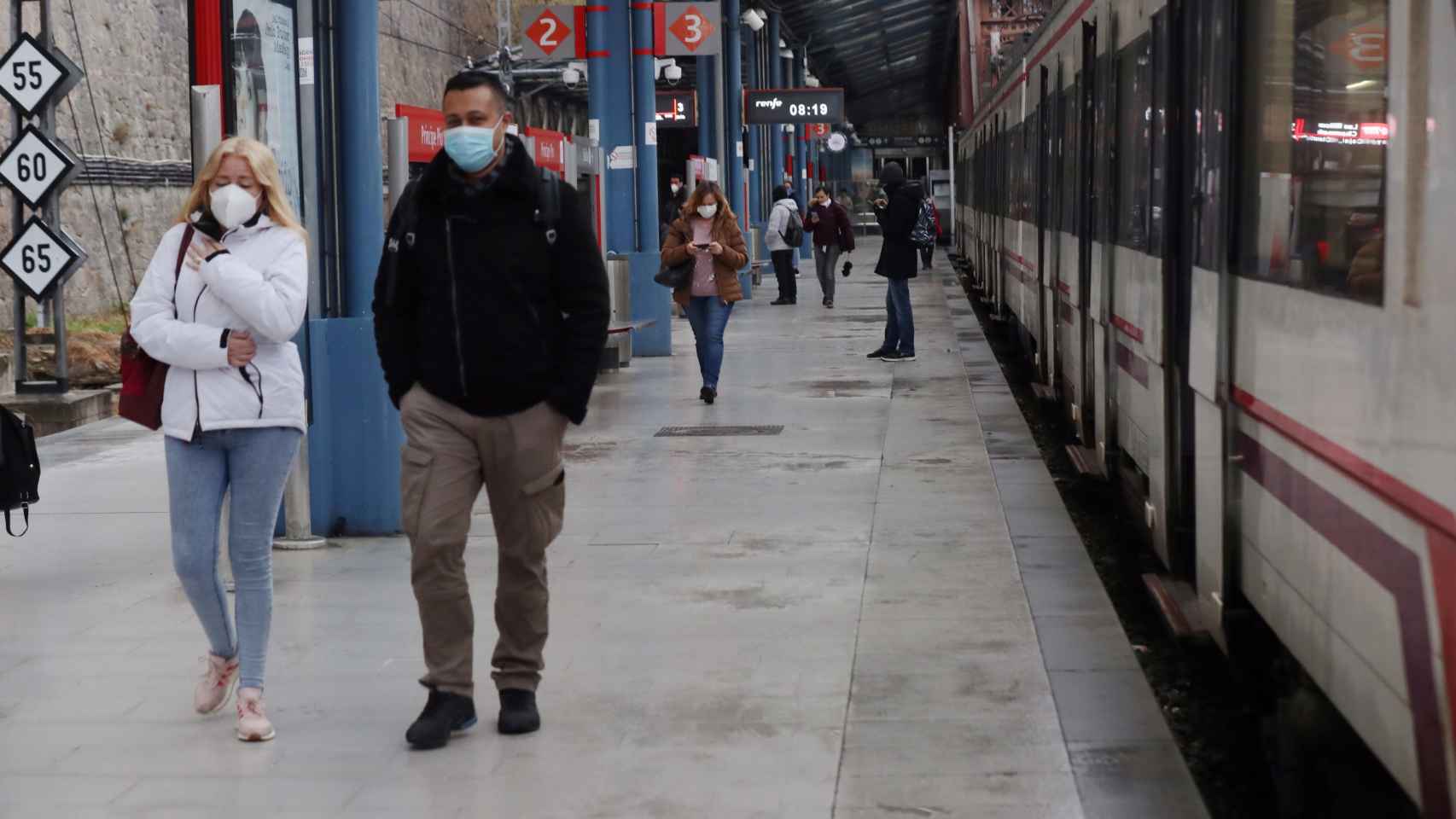 Varias personas protegidas con mascarillas en la estación de Cercanías de Príncipe Pío, en Madrid, a primera hora de este martes.