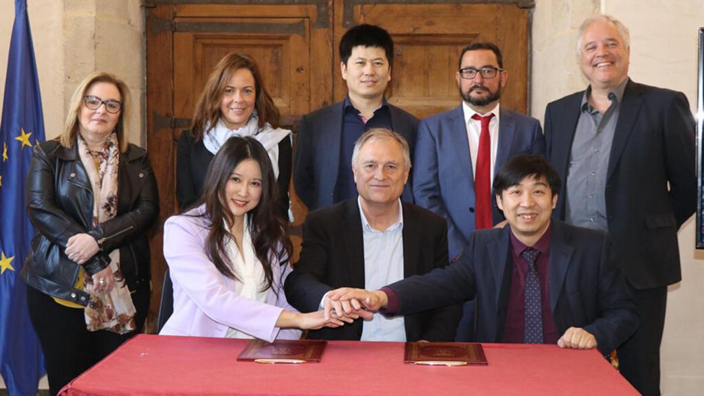 Firma del acuerdo entre el Ayuntamiento de Llíria y eHang