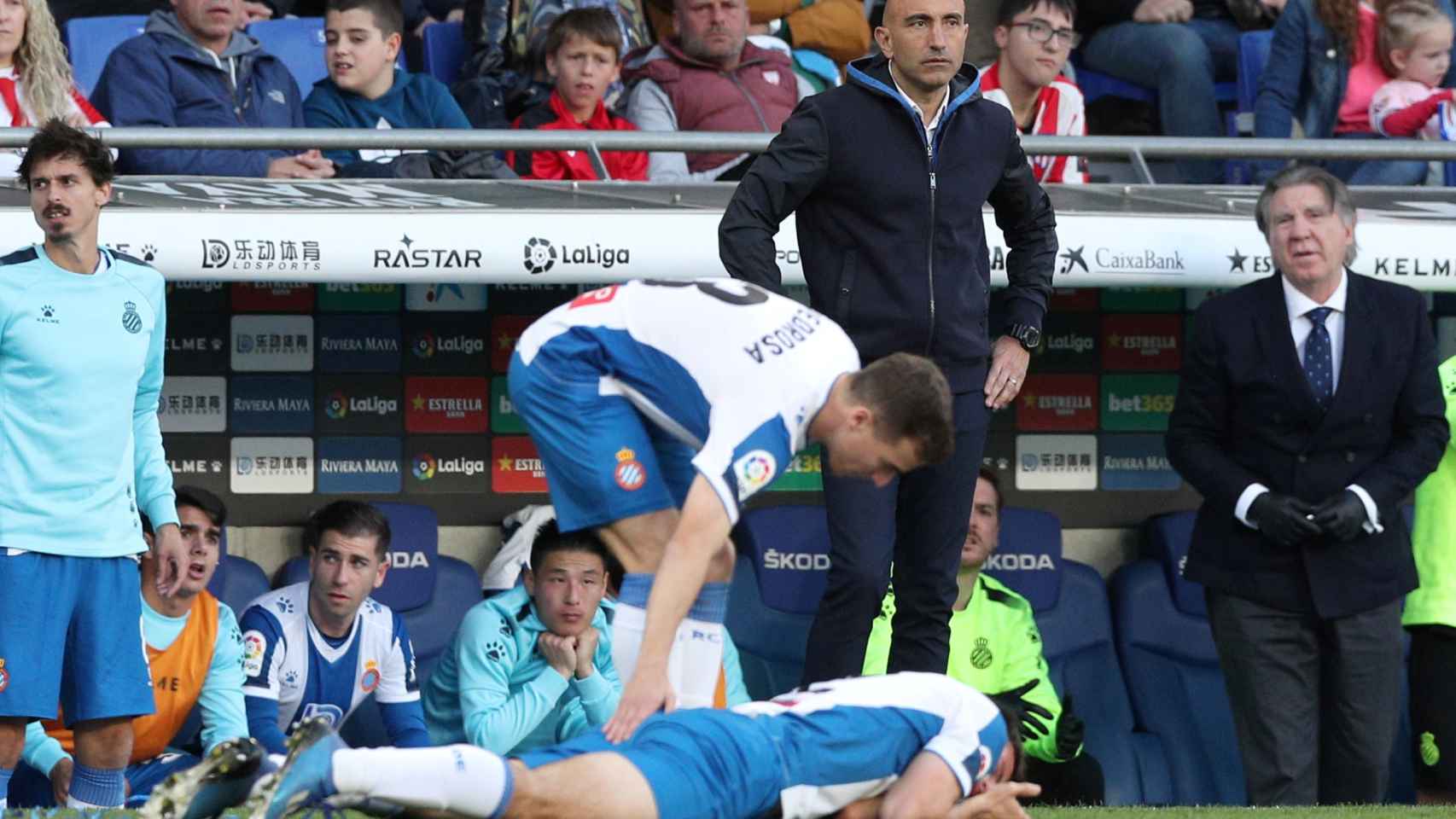 Dos jugadores del Espanyol y Abelardo, durante un partido
