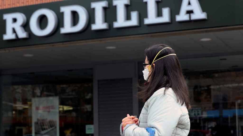 Una mujer con mascarilla delante de un Rodilla en Madrid este miércoles.