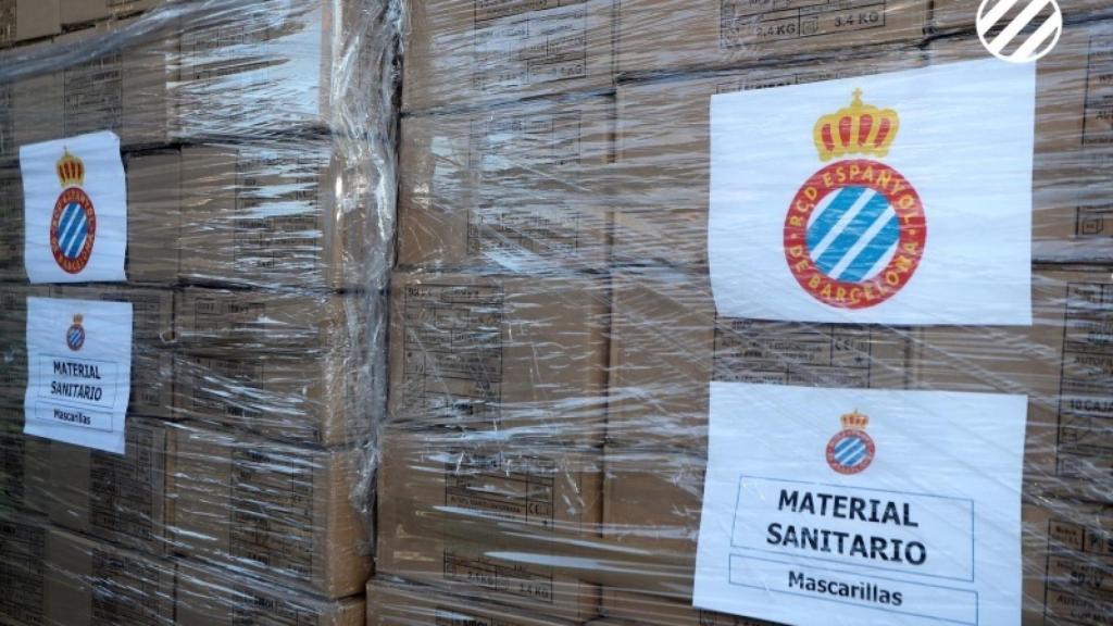 Cajas con material sanitario que ha donado el RCD Espanyol para luchar contra el coronavirus