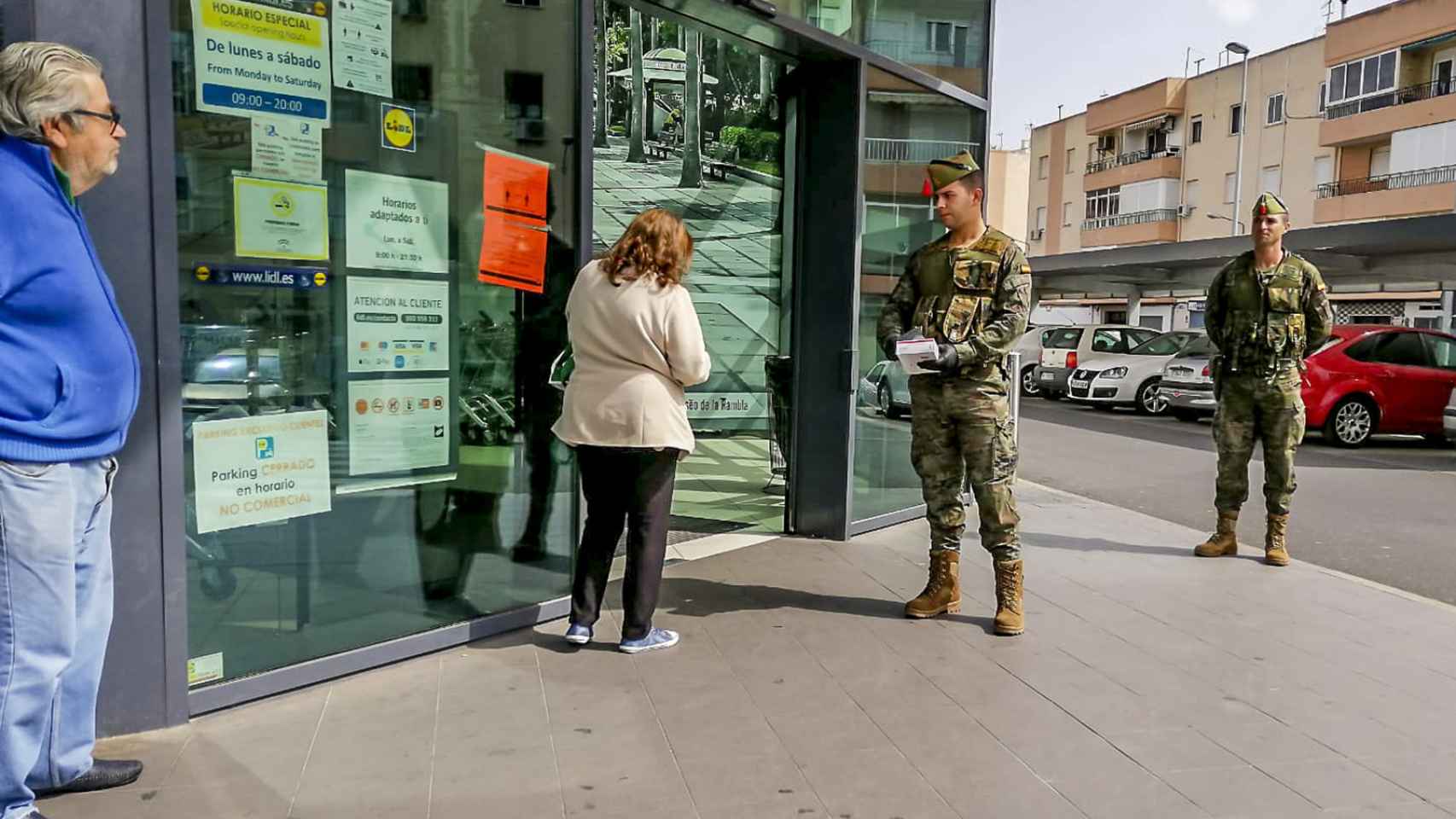 Un legionario charla con una señora en una calle de un municipio andaluz.