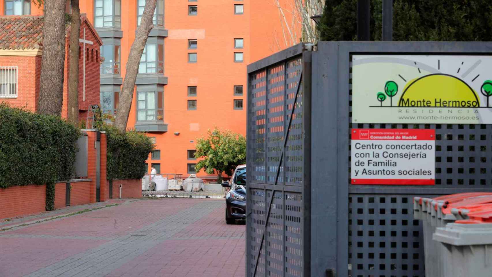 Portón de acceso a la residencia de ancianos Monte Hermoso de Madrid, donde han fallecido 19 usuarios.