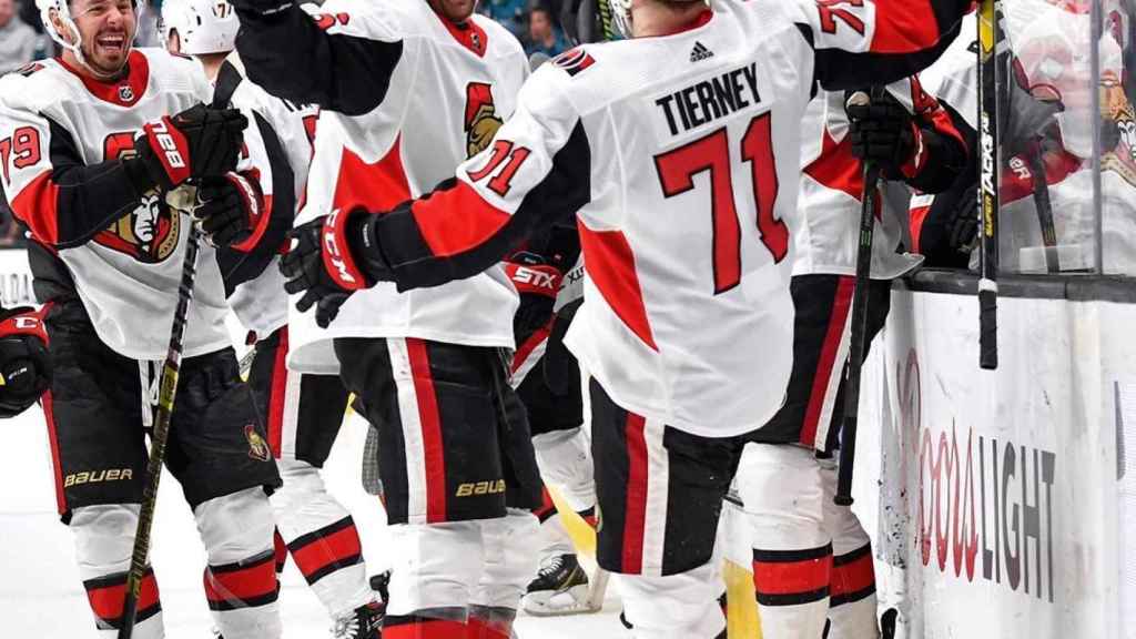 Un jugador no identificado de los Ottawa Senators (NHL).