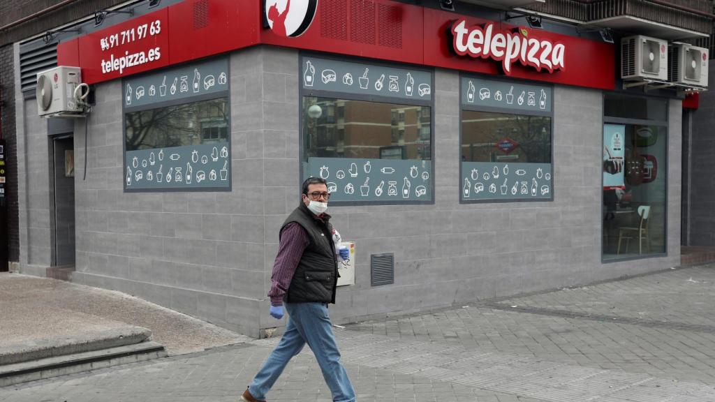 Un hombre camina frente a un restaurante Telepizza en Madrid, este miércoles.