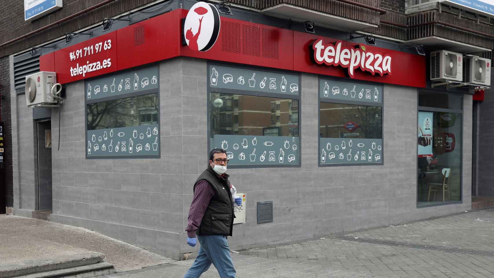 Un hombre camina frente a un restaurante Telepizza en Madrid, este miércoles.