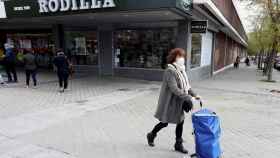 Una mujer camina frente a un restaurante Rodilla en Madrid, este miércoles.