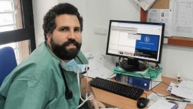 César, pediatra de Melilla, en su puesto de trabajo.