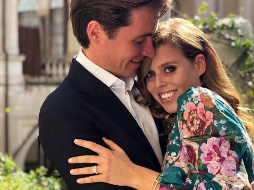 Edoardo y Beatriz de York al anunciar su compromiso.