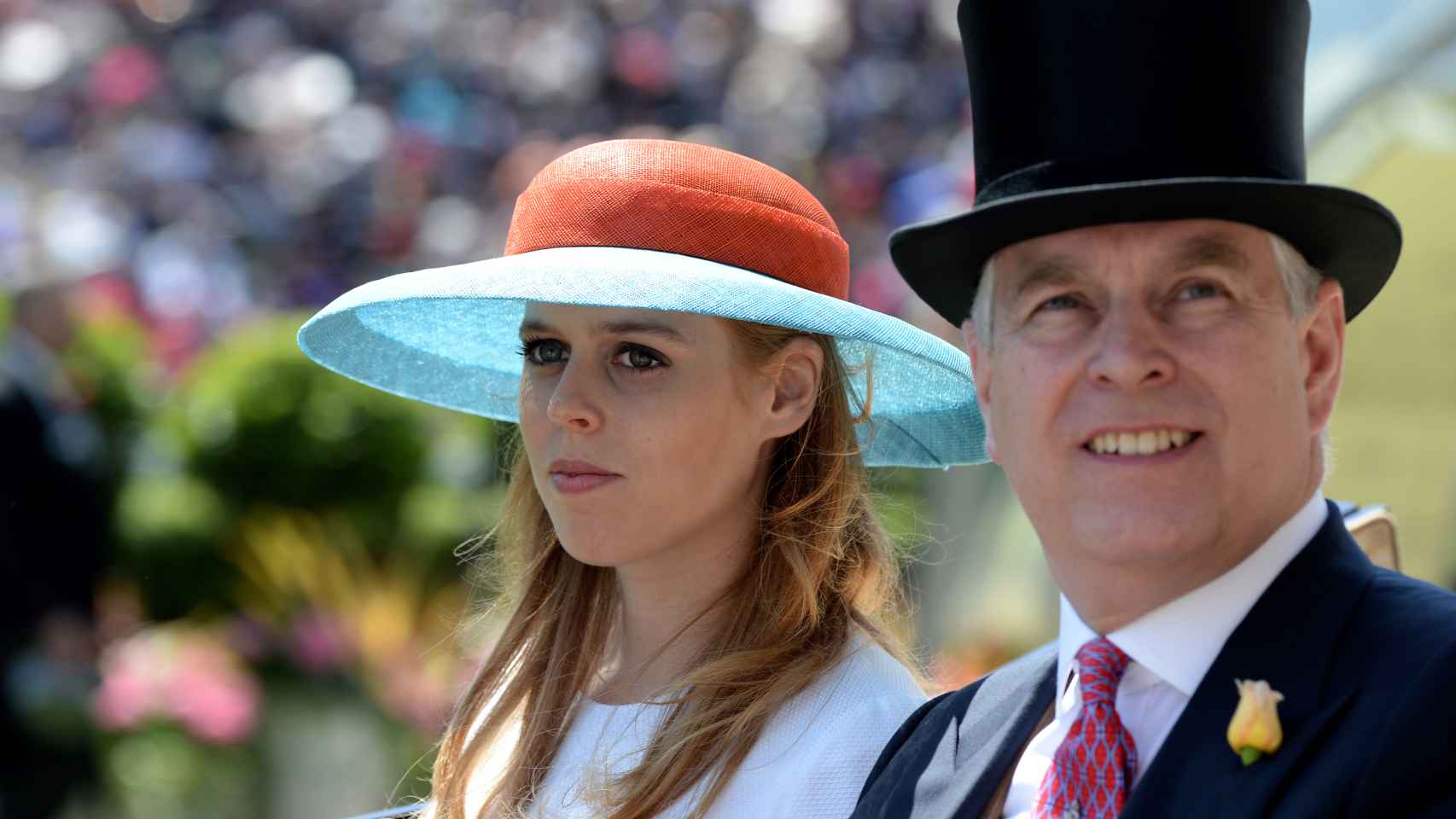 Beatriz de York junto a su padre, el duque de York, durante un evento en 2015.