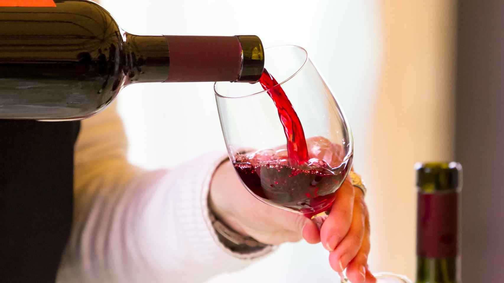 На столе стоит бокал а в бокале льется грешное вино это выпито грешное вино