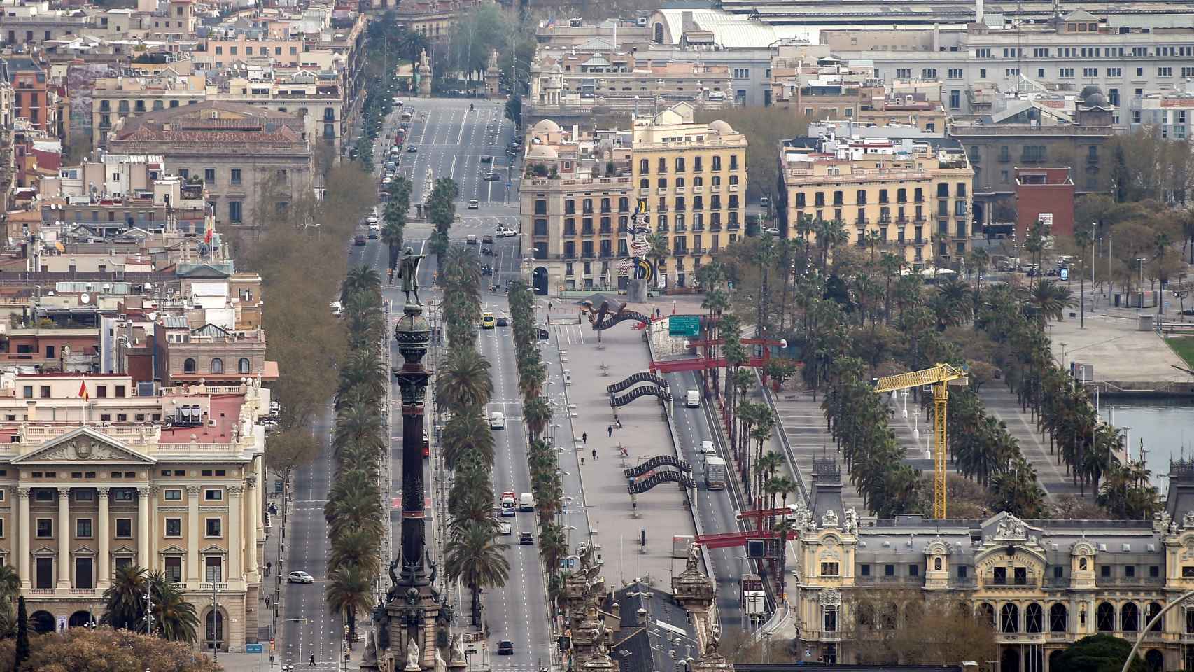 Vista del Paseo de Colón de Barcelona, este miércoles, durante la cuarta jornada en estado de alarma.
