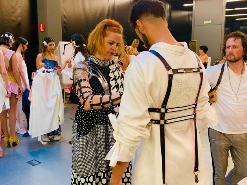 Ruth Duréndez preparando a sus modelos en uno de sus desfiles de moda.